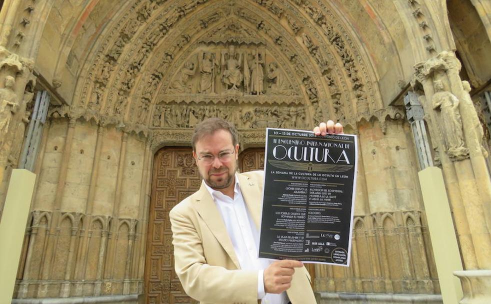 El escritor Javier Sierra junto al cartel de la seguda edicción de 'Ocultura'.