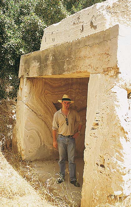 Javier Sierra en tumba de alabastro