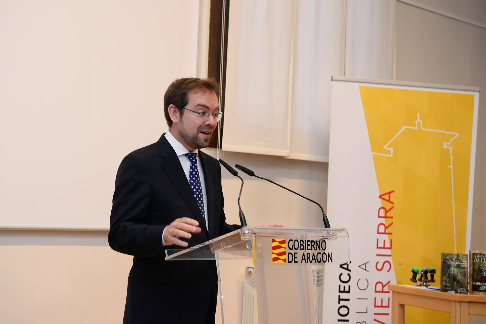 Javier Sierra durante el acto que dio su nombre a la Biblioteca Pública del Estado en Teruel, en diciembre de 2019 Javier Sierra durante el acto que dio su nombre a la Biblioteca Pública del Estado en Teruel, en diciembre de 2019