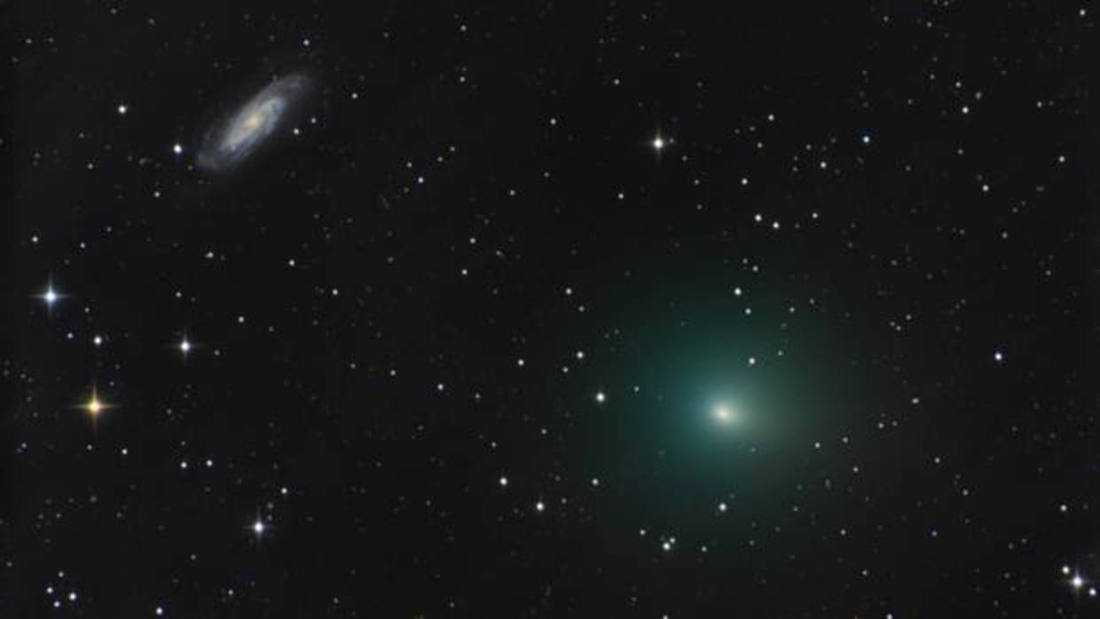 El cometa 41P avanza bajo la galaxia NGC 3198. El resplandor verde proviene de la lua emitida por las moléculas de carbono diatómico